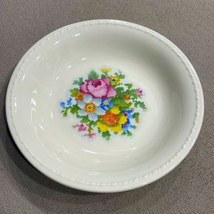 Vintage Taylor Smith & Taylor USA Needlepoint Beautiful Flowers Design Bowl !